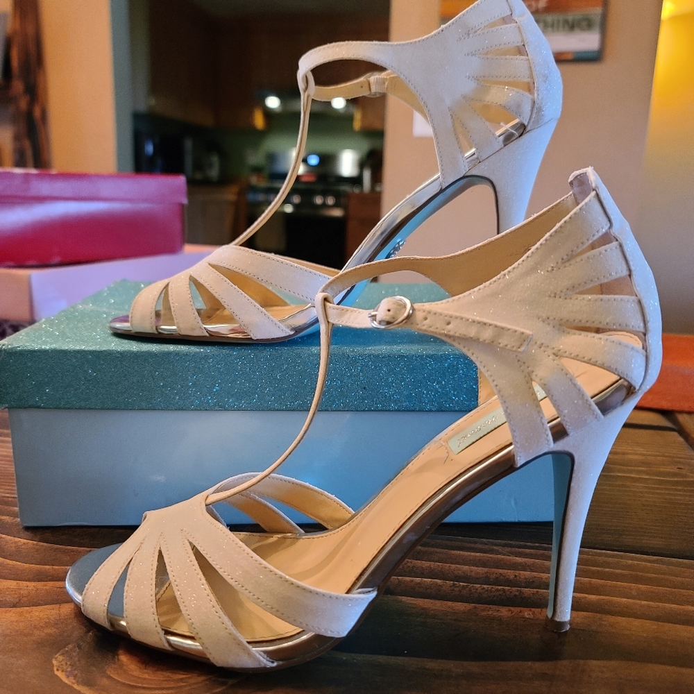 Size 11 Blue By Betsey Johnson Ivory Sparkle Pump